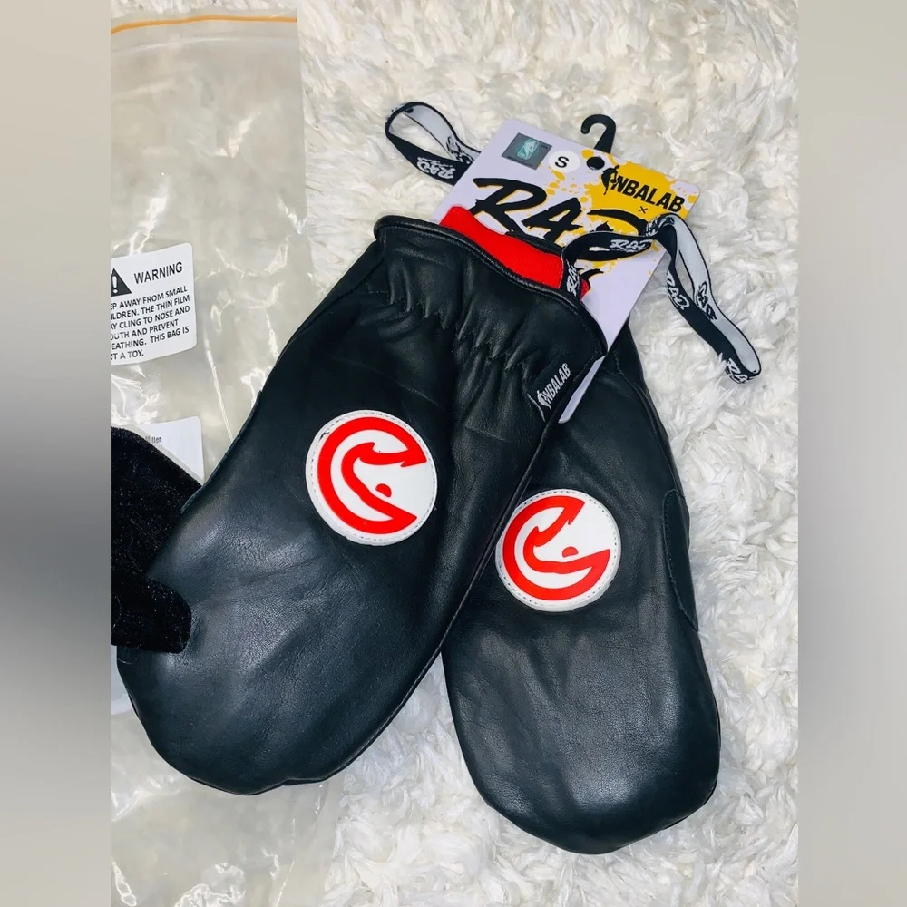 Black & red Atlanta Hawks gloves / mittens